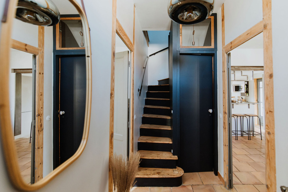 Источник вдохновения для домашнего уюта: лестница в морском стиле с панелями на стенах