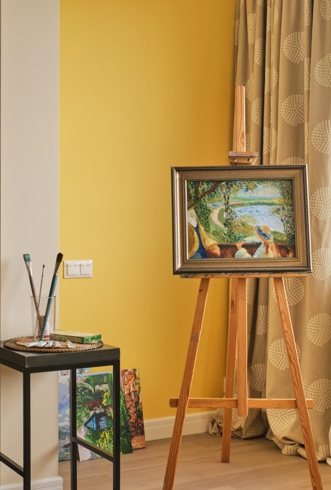 На фото: домашняя мастерская среднего размера в стиле лофт с желтыми стенами, светлым паркетным полом, бежевым полом и панелями на части стены с