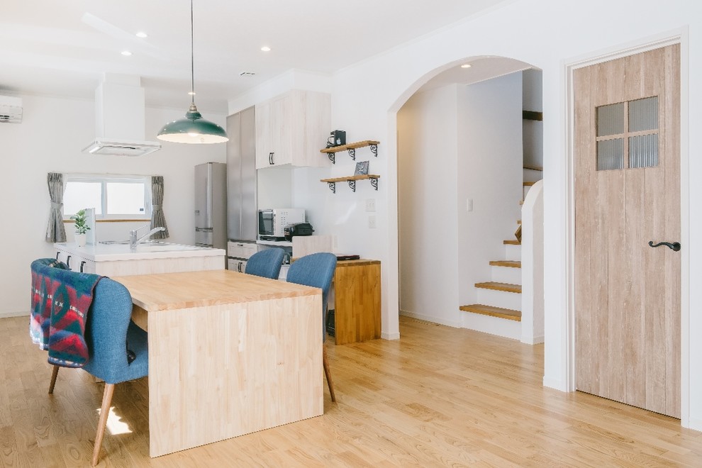 他の地域にある北欧スタイルのおしゃれなダイニングの写真