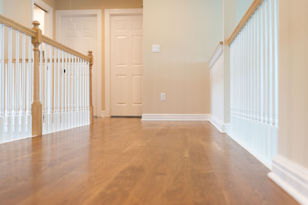 Источник вдохновения для домашнего уюта: коридор среднего размера в классическом стиле с бежевыми стенами, паркетным полом среднего тона и коричневым полом