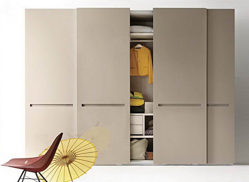 Пример оригинального дизайна: хозяйская спальня среднего размера в современном стиле с белыми стенами, полом из ламината и белым полом