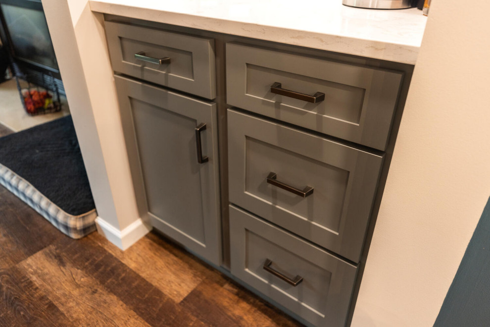 Kitchen - transitional kitchen idea in Minneapolis