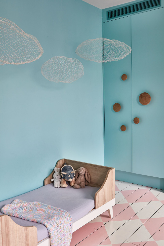 Идея дизайна: детская в стиле фьюжн с спальным местом, синими стенами, деревянным полом и розовым полом для ребенка от 1 до 3 лет, девочки