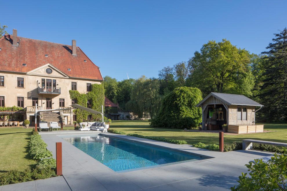 Moderner Pool in Sonstige