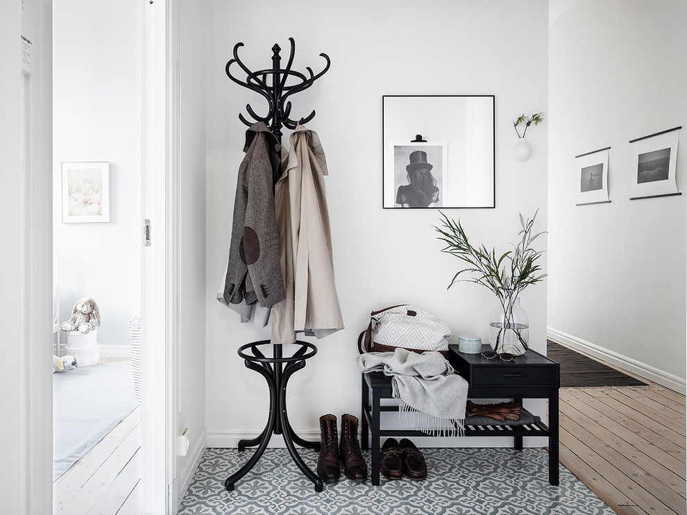 Inspiration for a small scandinavian hallway in Gothenburg with white walls.