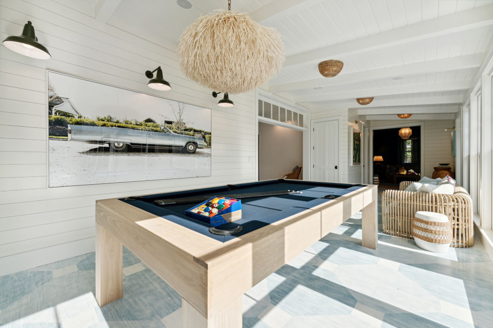 Стильный дизайн: комната для игр в морском стиле с белыми стенами, деревянным полом, синим полом, балками на потолке и стенами из вагонки - последний тренд