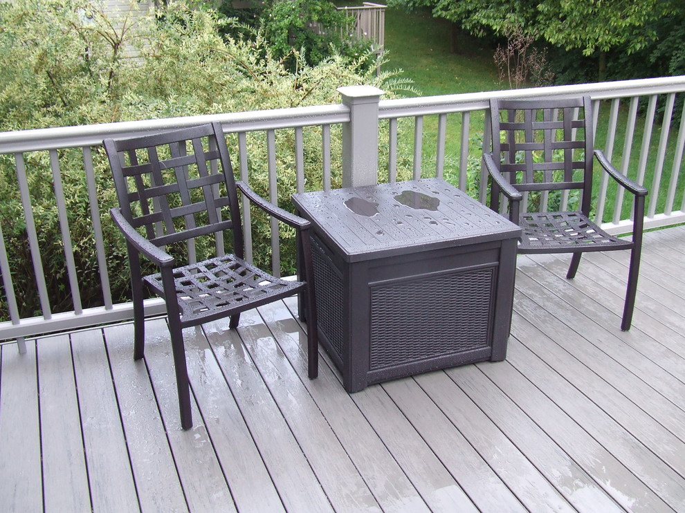 Inspiration for a contemporary deck remodel in Cincinnati