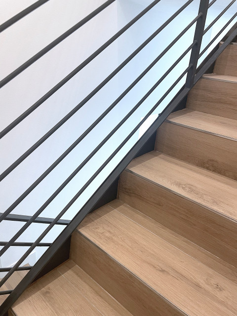 Casa A. e S. contemporaneo-escalera