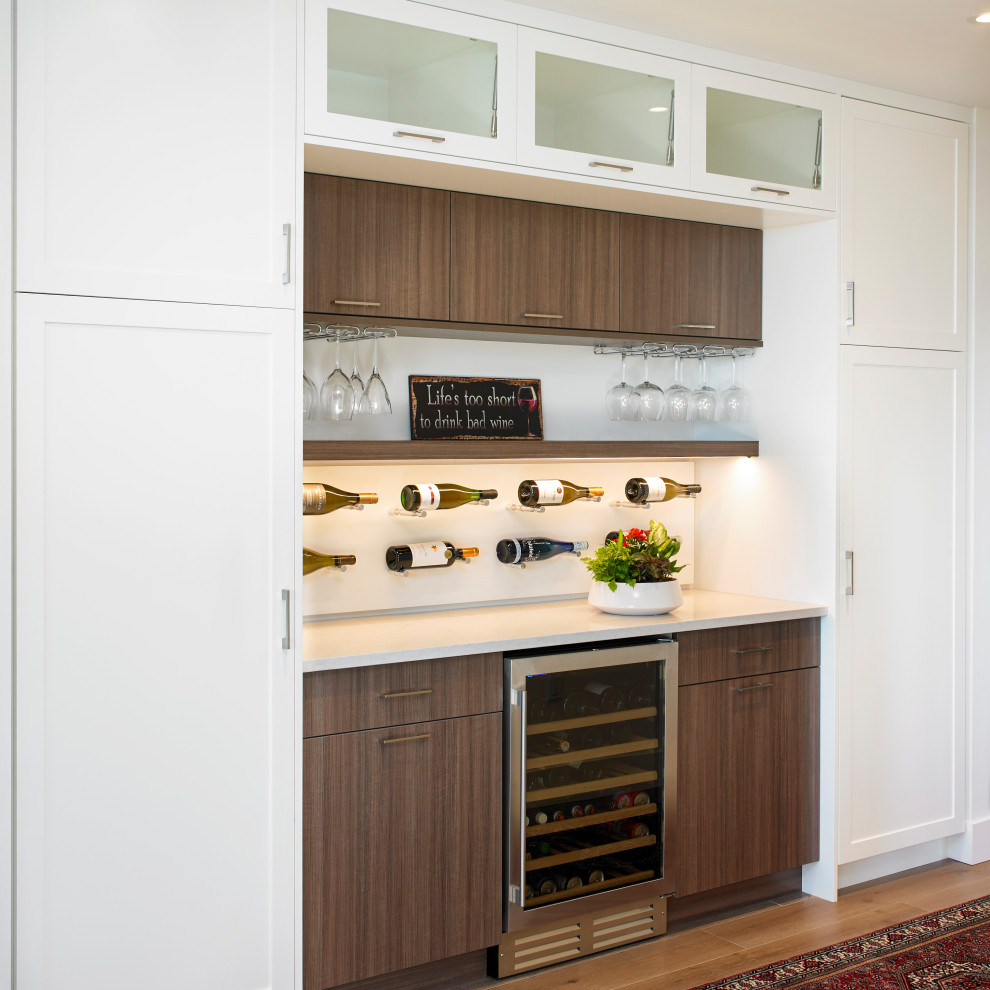 Small transitional single-wall home bar in Other with flat-panel cabinets, brown cabinets, quartz benchtops, white splashback, brown floor and white benchtop.