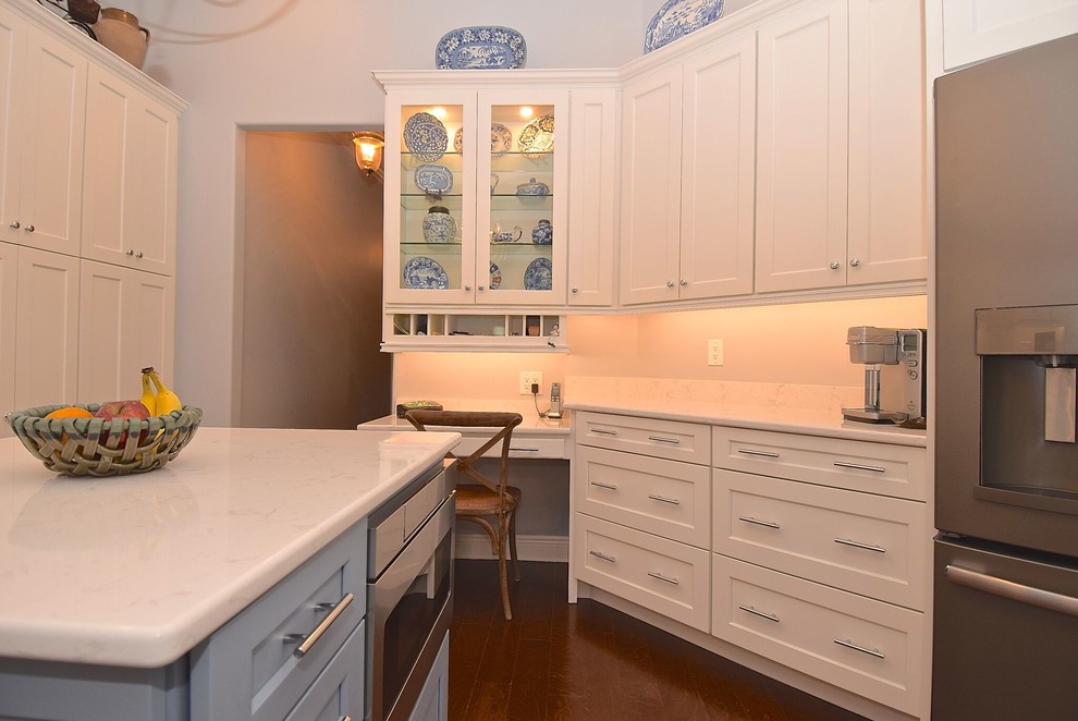 Kitchen - transitional kitchen idea in Tampa