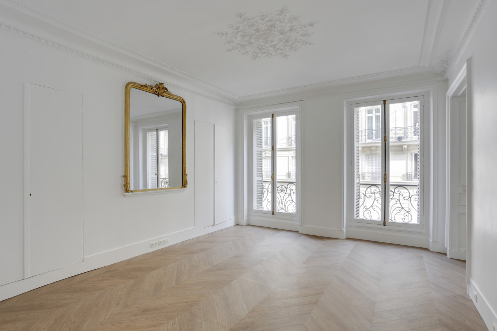 На фото: огромная изолированная гостиная комната в стиле неоклассика (современная классика) с белыми стенами, полом из линолеума, бежевым полом и панелями на стенах без камина