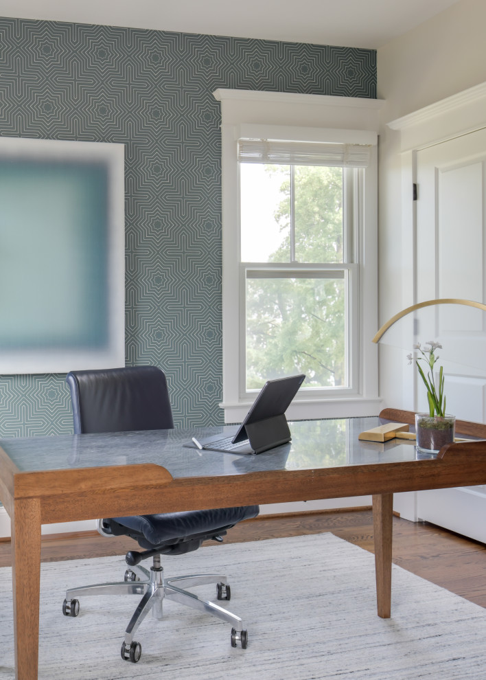 Diseño de despacho clásico renovado de tamaño medio sin chimenea con suelo de madera en tonos medios, escritorio independiente y papel pintado