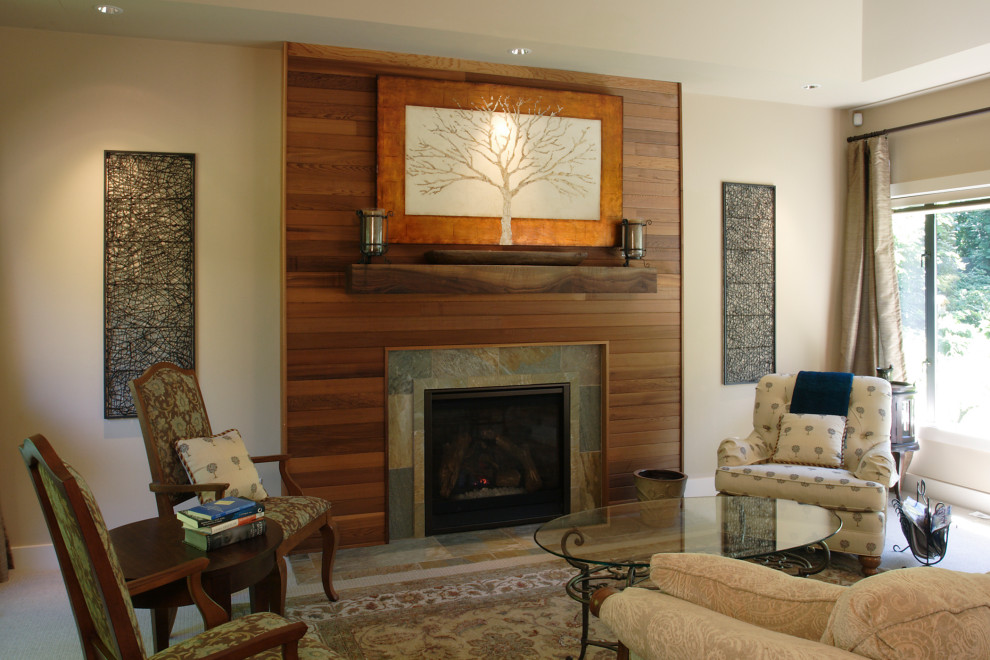 Cette image montre un grand salon traditionnel avec une salle de réception, un mur beige, une cheminée standard, un manteau de cheminée en bois et aucun téléviseur.