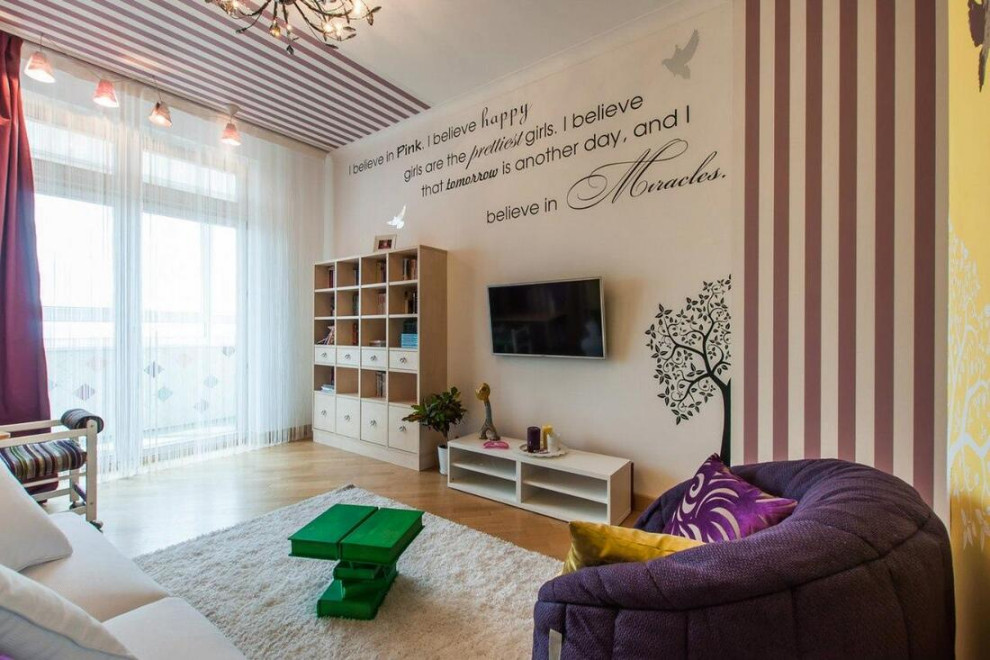 На фото: парадная, изолированная, объединенная гостиная комната среднего размера в современном стиле с желтыми стенами, полом из ламината, бежевым полом, потолком с обоями, обоями на стенах и телевизором на стене без камина