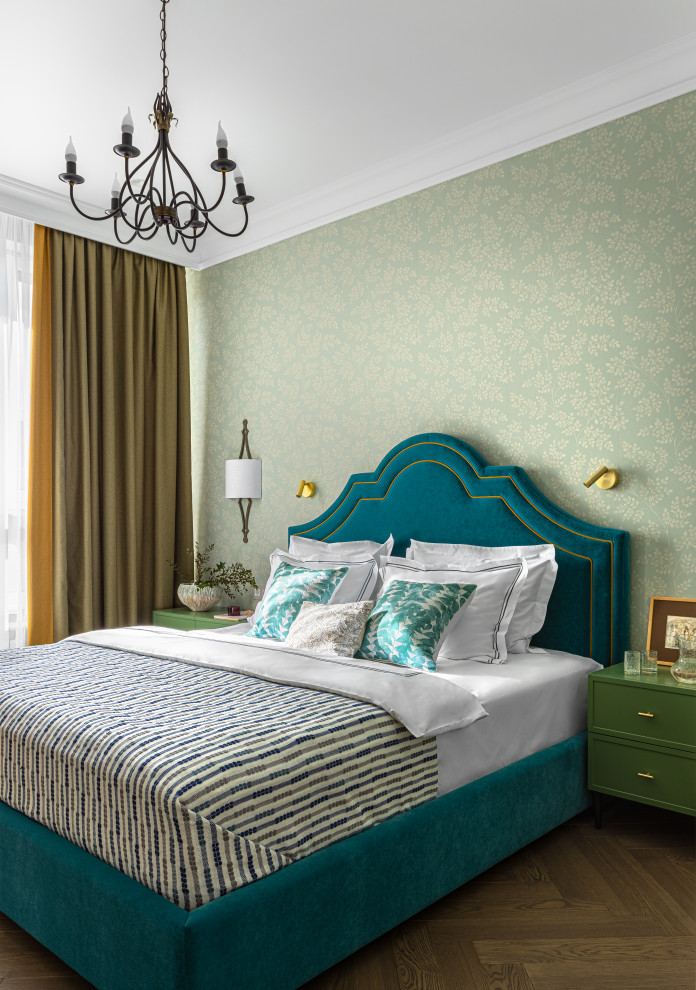 Идея дизайна: спальня в стиле неоклассика (современная классика) с зелеными стенами, паркетным полом среднего тона, коричневым полом и обоями на стенах