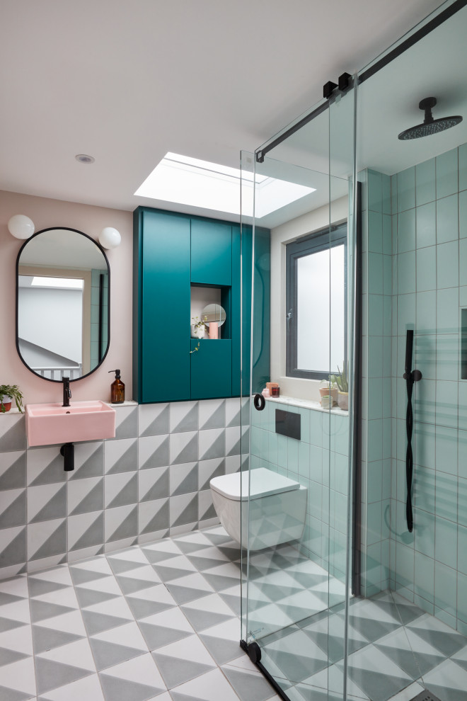 Идея дизайна: маленький туалет: освещение в скандинавском стиле с плоскими фасадами, синими фасадами, инсталляцией, разноцветной плиткой, керамической плиткой, розовыми стенами, полом из керамической плитки, подвесной раковиной, столешницей терраццо, разноцветным полом, разноцветной столешницей и встроенной тумбой для на участке и в саду