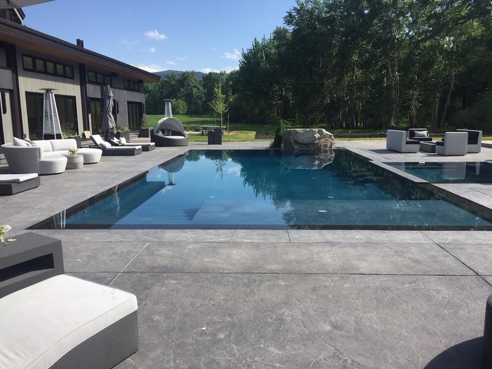 Transitional pool photo in Boise