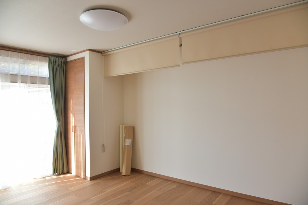Foto de dormitorio principal clásico pequeño con paredes beige, suelo de contrachapado, suelo beige, papel pintado y papel pintado