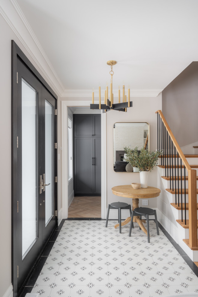 Transitional entryway photo in Montreal