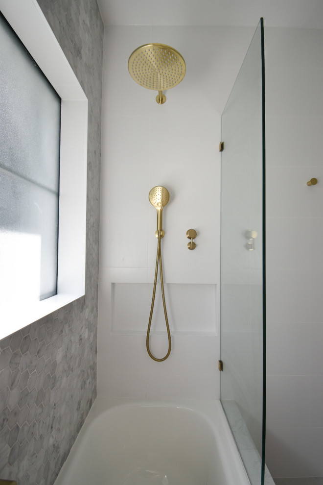 Inspiration for a contemporary bathroom in Gold Coast - Tweed.