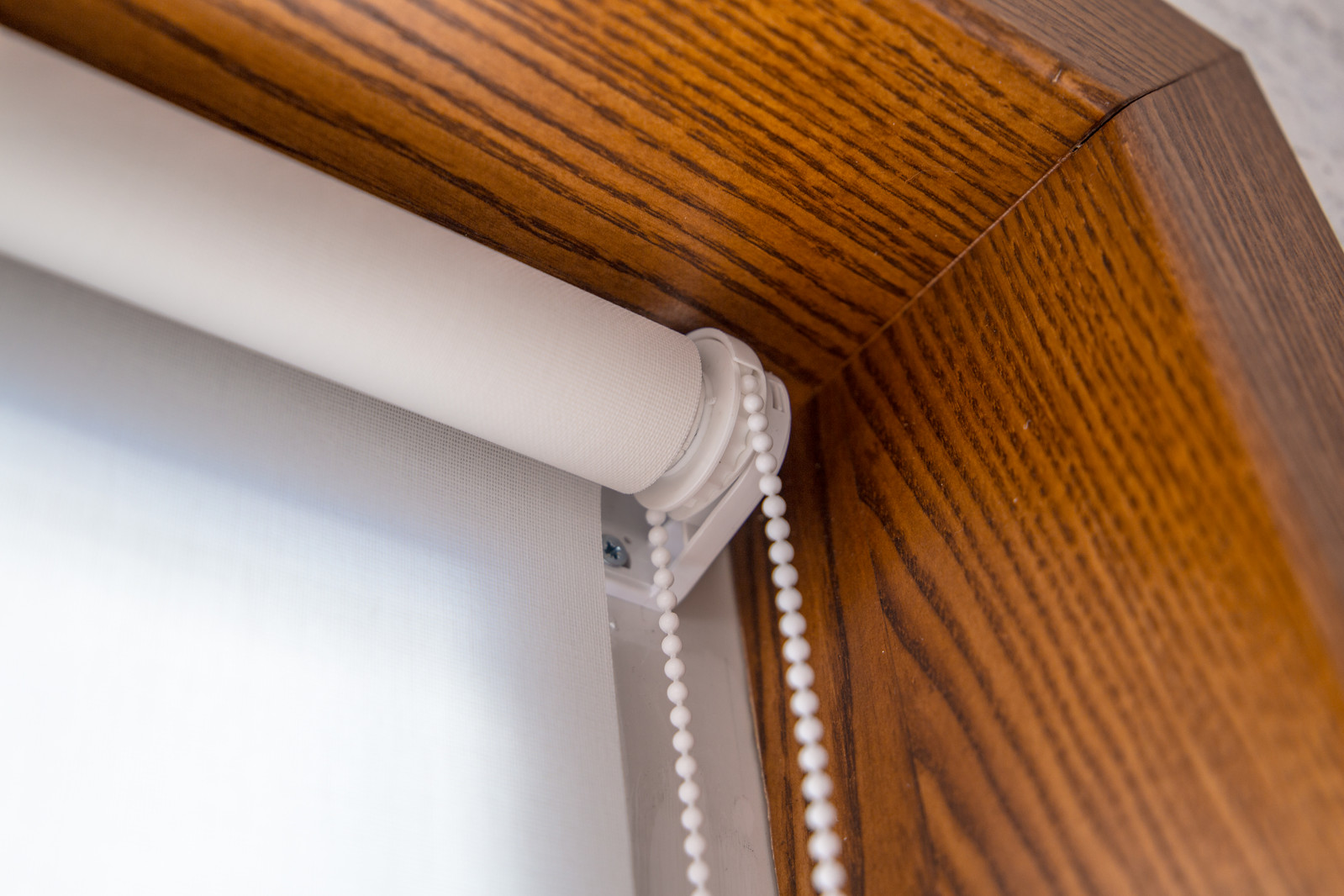 Рулонные шторы на створку окна. Проект на Яхте