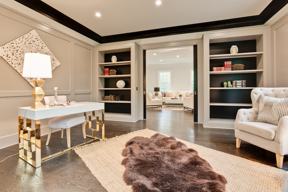 Example of a transitional home design design in Chicago