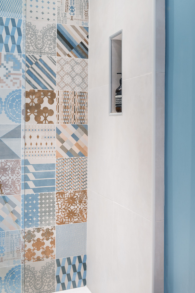 Idée de décoration pour une salle de bain design.