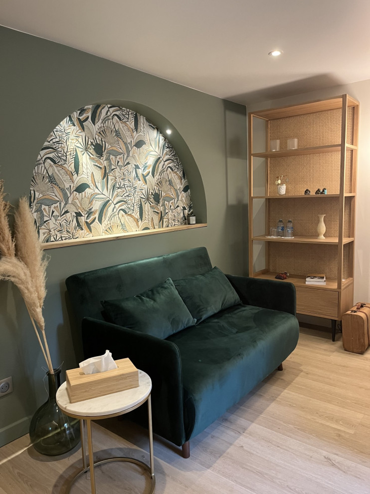 Aménagement d'un petit salon contemporain avec un mur vert, un sol en vinyl, aucune cheminée, un sol beige et du papier peint.