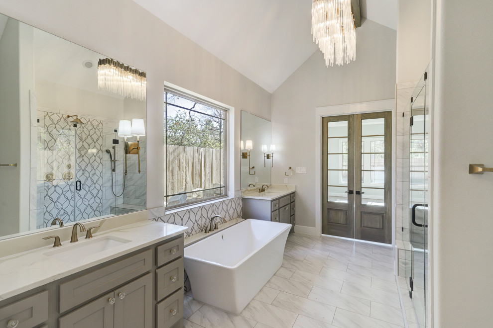 Bild på ett vintage beige beige en-suite badrum, med grå skåp, ett fristående badkar, våtrum, vita väggar, bänkskiva i kvartsit, vitt golv och dusch med duschdraperi