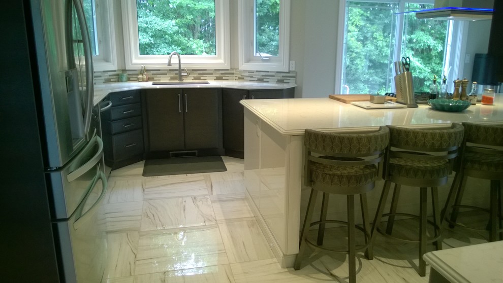 Kitchen - transitional kitchen idea in Ottawa