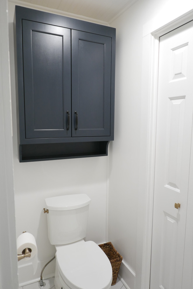 Idées déco pour une salle de bain classique en bois de taille moyenne pour enfant avec un placard en trompe-l'oeil, des portes de placard bleues, une baignoire indépendante, une douche d'angle, WC séparés, un carrelage blanc, des carreaux de céramique, un mur blanc, un sol en carrelage de porcelaine, un lavabo encastré, un plan de toilette en quartz modifié, un sol blanc, une cabine de douche à porte battante, un plan de toilette blanc, des toilettes cachées, meuble simple vasque, meuble-lavabo sur pied et un plafond en bois.
