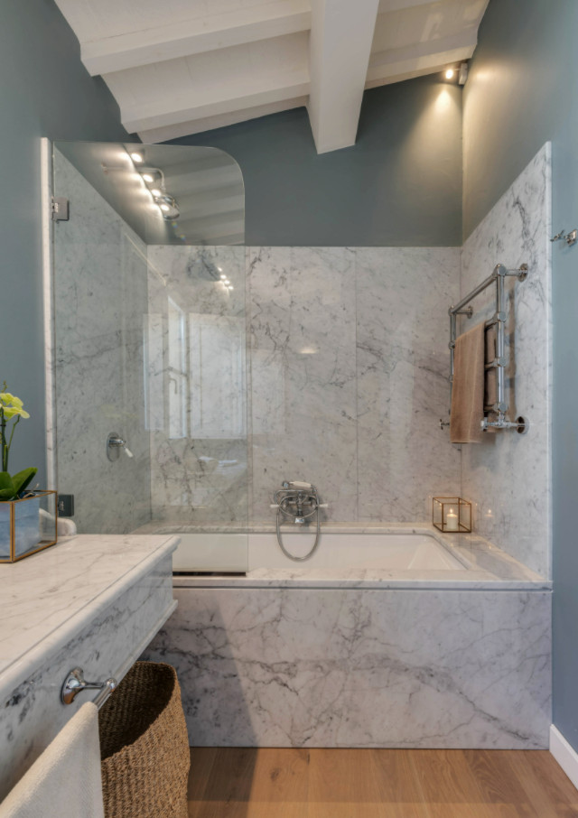 Idéer för ett mellanstort modernt badrum med dusch, med ett platsbyggt badkar, mellanmörkt trägolv och marmorbänkskiva