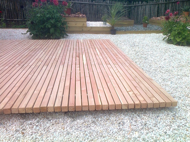 Vue de cot&eacute; d'une terrasse en Douglas contemporary-garden