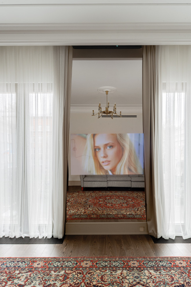 モスクワにある高級な広いコンテンポラリースタイルのおしゃれなLDK (ベージュの壁、無垢フローリング、内蔵型テレビ、シアーカーテン) の写真