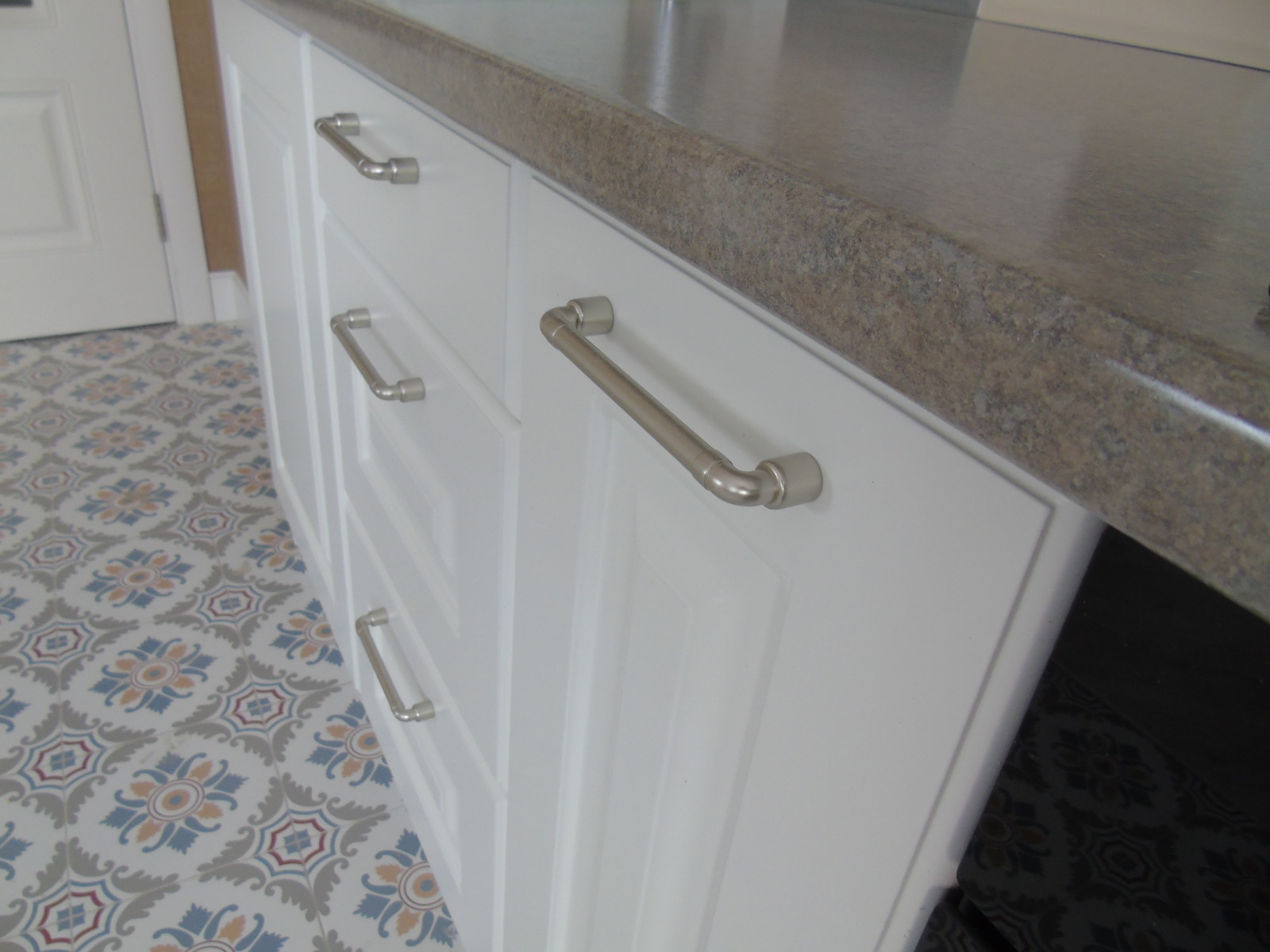 Белая кухня в квартире в Красногорске для заслуженного артиста России