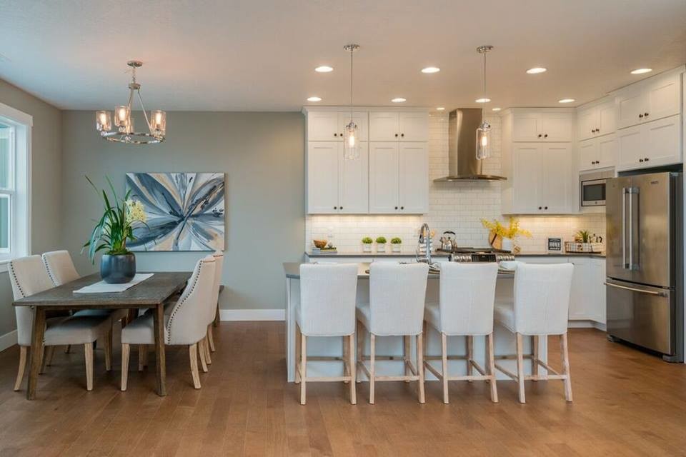 Example of a transitional home design design in Seattle