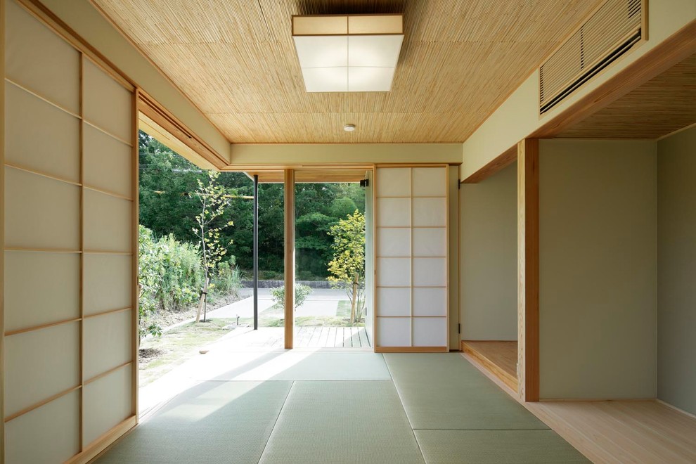 Inspiration for an asian family room in Nagoya.