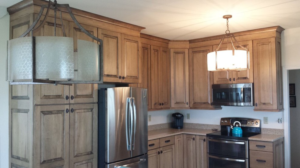 Kitchen - transitional kitchen idea in Richmond
