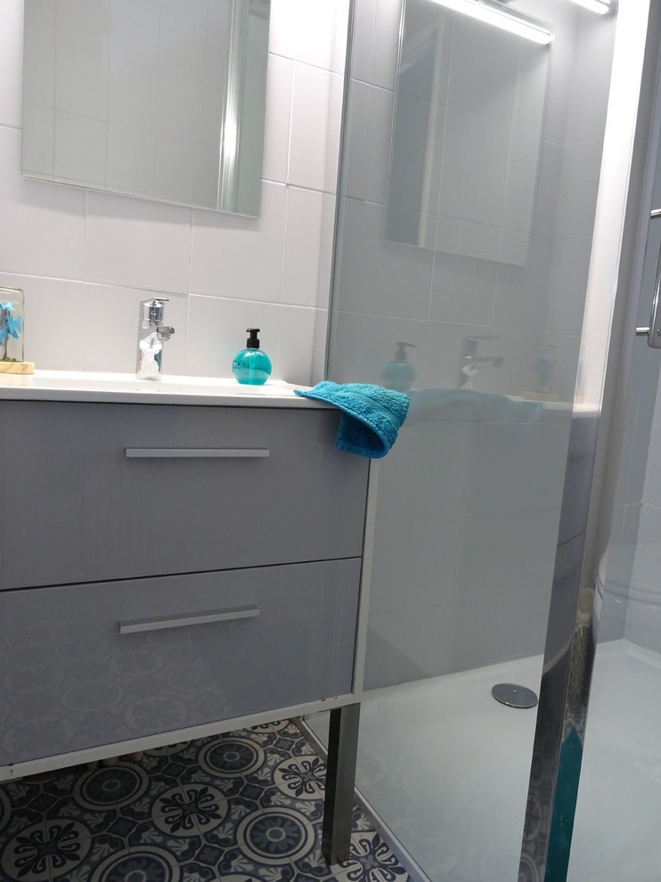 This is an example of a small contemporary 3/4 bathroom in Marseille with a curbless shower, a one-piece toilet, gray tile, ceramic tile, grey walls, linoleum floors, a console sink, grey floor and a sliding shower screen.