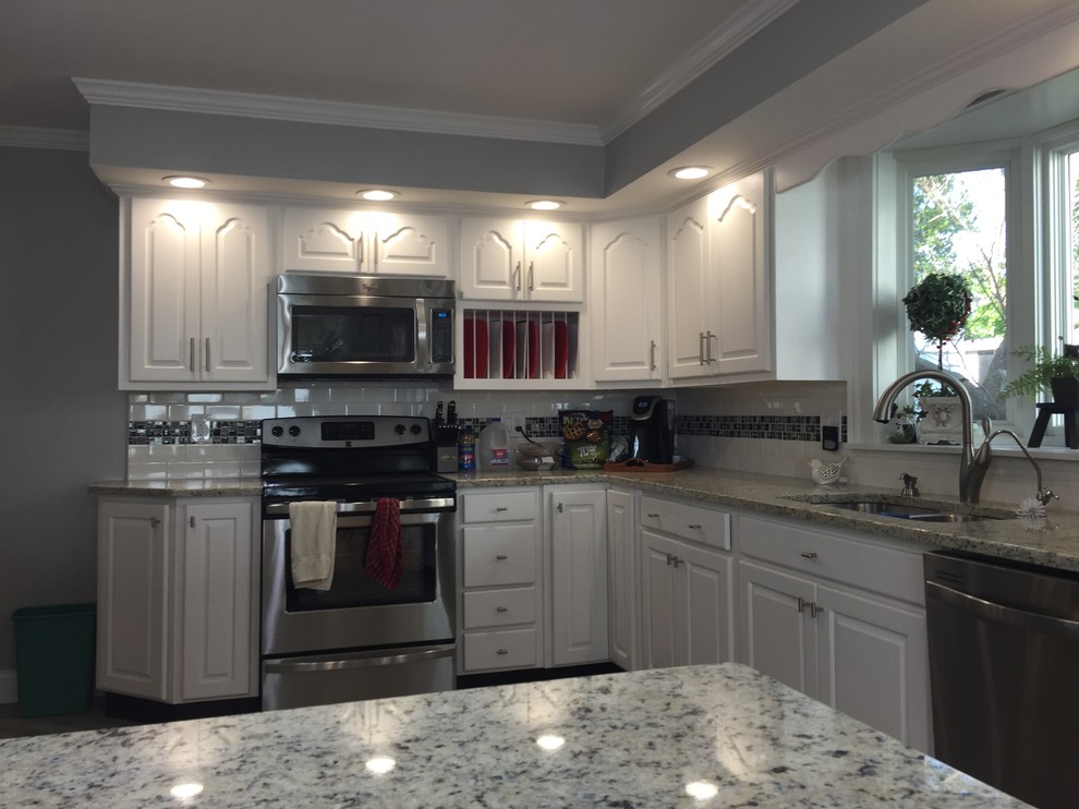 Kitchen - mid-sized transitional kitchen idea