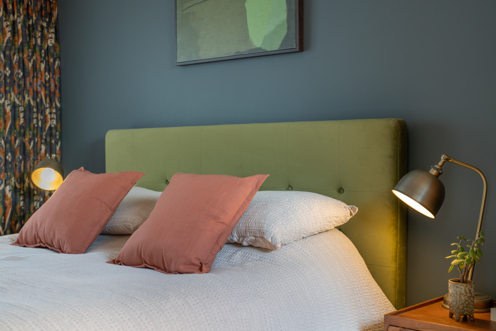 Свежая идея для дизайна: хозяйская спальня среднего размера в стиле модернизм с серыми стенами и паркетным полом среднего тона - отличное фото интерьера