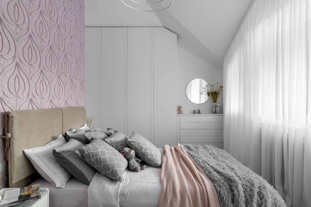Kleines Modernes Schlafzimmer mit weißer Wandfarbe, Wandpaneelen, dunklem Holzboden und braunem Boden in Moskau