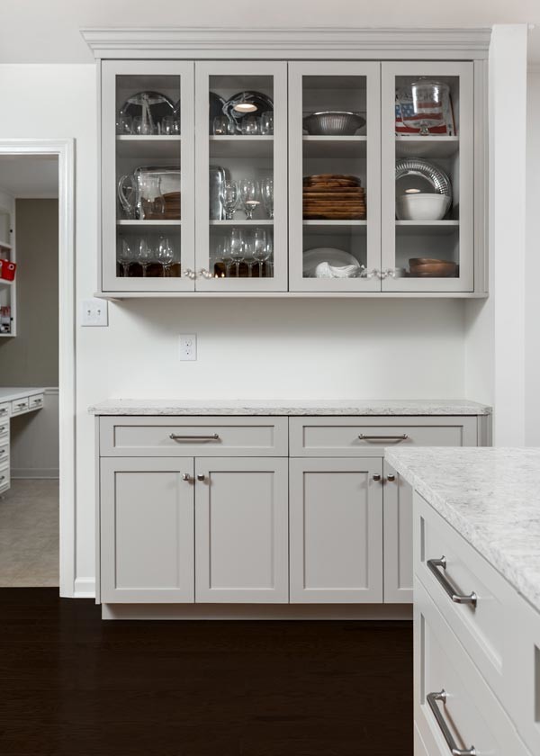 Example of a large transitional l-shaped open concept kitchen design with shaker cabinets and a peninsula