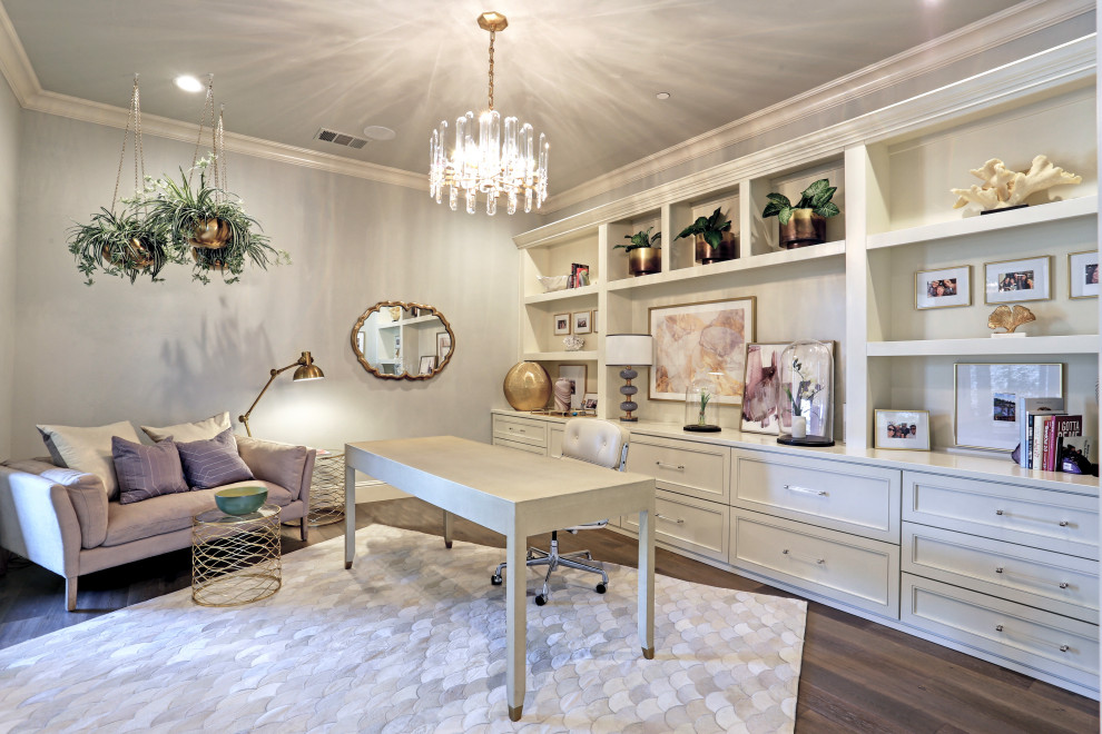 Foto de despacho clásico renovado grande sin chimenea con paredes grises, suelo de madera clara, escritorio independiente y suelo gris