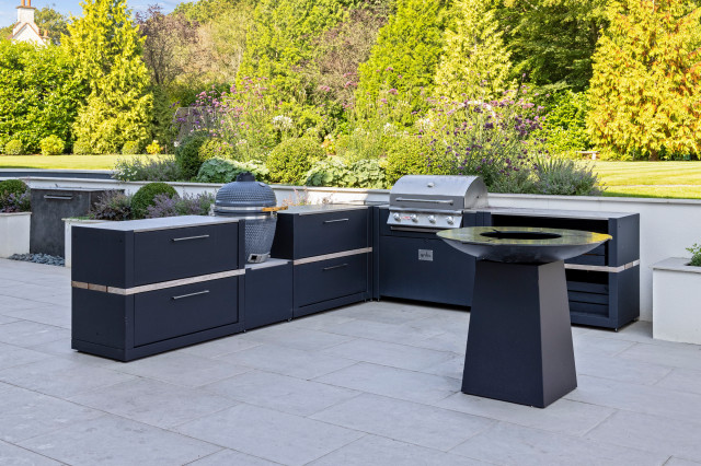 Outdoor kitchen in Ashtead, Surrey contemporary-courtyard