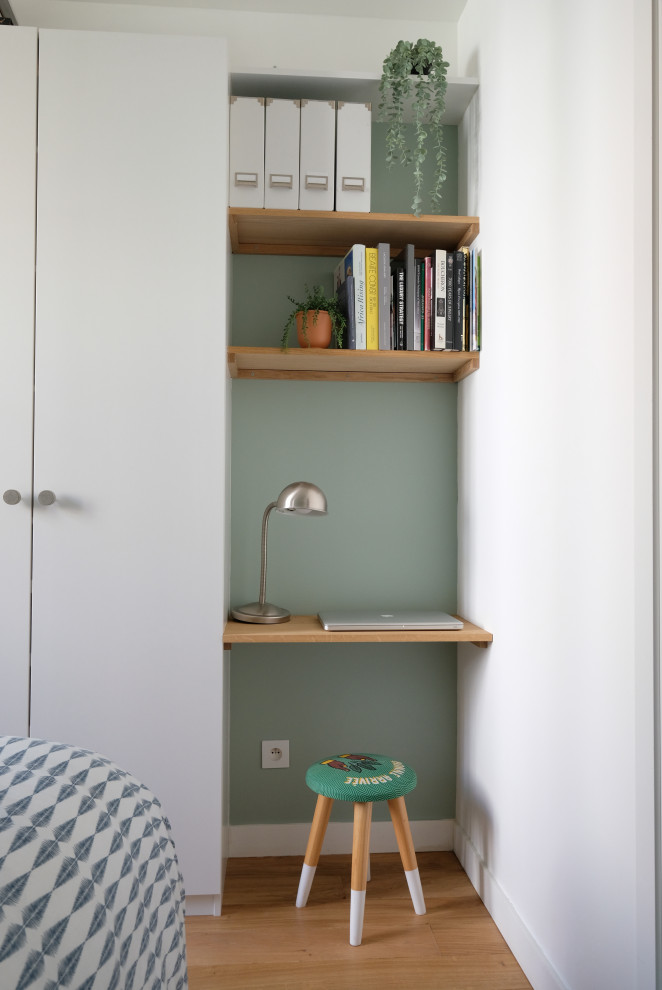 Ispirazione per un piccolo ufficio scandinavo con pareti verdi, parquet chiaro e scrivania incassata