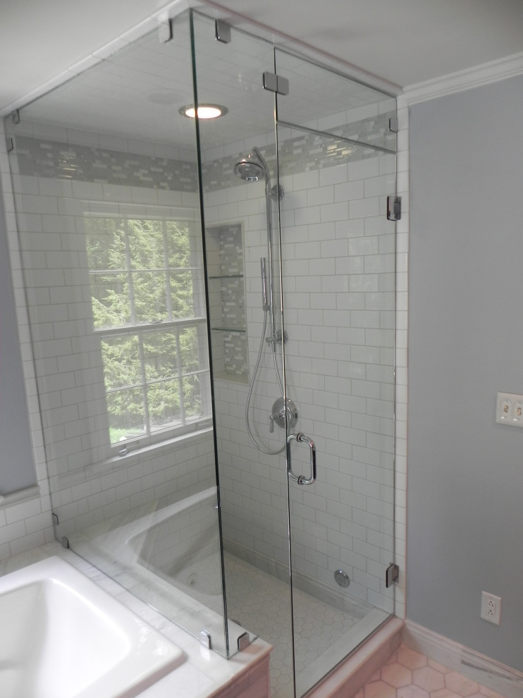 Пример оригинального дизайна: большая главная ванная комната в классическом стиле с накладной ванной, угловым душем, белой плиткой, плиткой кабанчик, серыми стенами, мраморным полом, серым полом, душем с распашными дверями и нишей