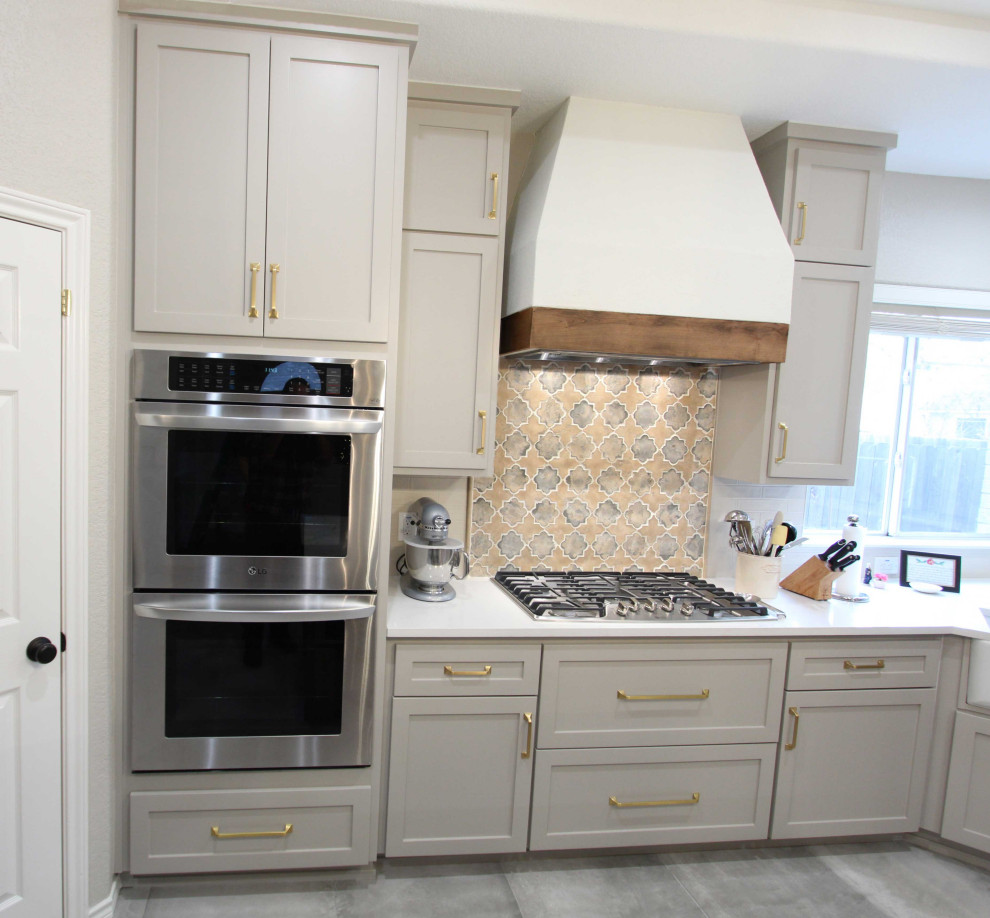 Example of a transitional home design design in Austin