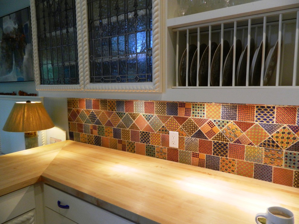 Kitchen - mediterranean kitchen idea in Dallas
