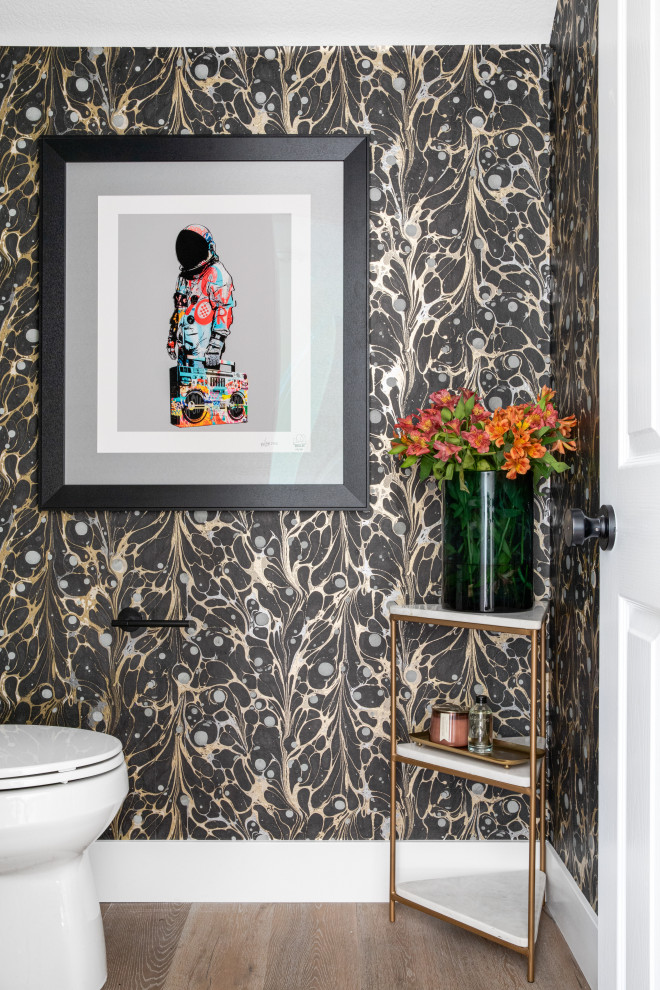 Inspiration för mellanstora moderna vitt toaletter, med öppna hyllor, en toalettstol med hel cisternkåpa, svarta väggar, mellanmörkt trägolv, ett nedsänkt handfat, marmorbänkskiva och brunt golv